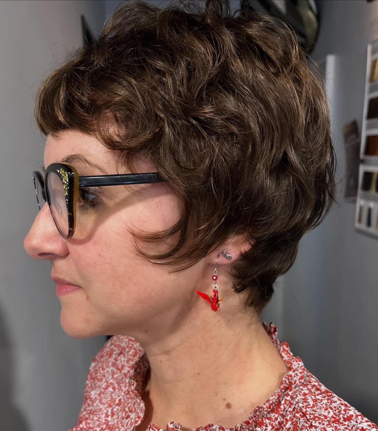 Wavy pixie with short fringe for round faces